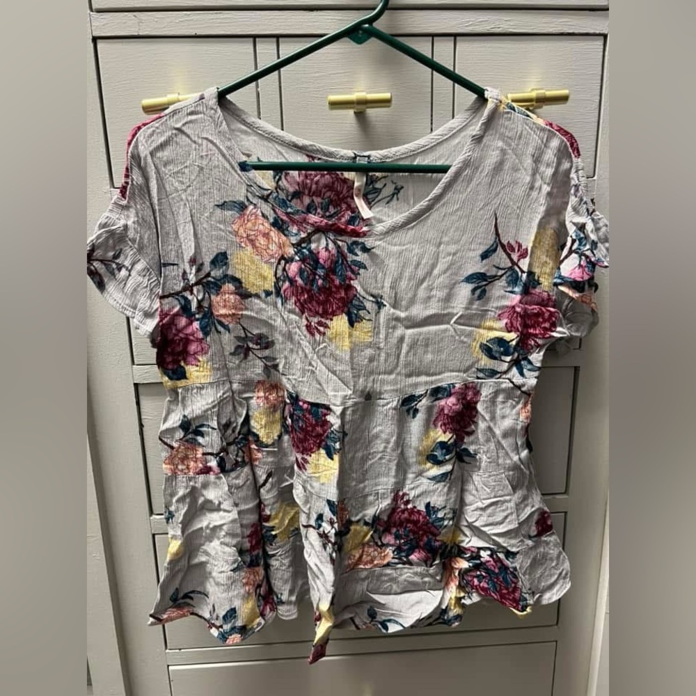 VGUC peplum top Size S 
100% Rayon (sorry for the wrinkles)